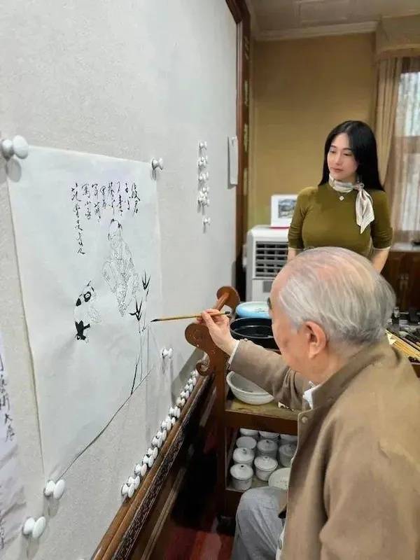 丹麦甲组联赛_范曾继子发布父亲看展照片丹麦甲组联赛，疑回应失联风波，业内称“范曾失联”是家里两拨人内斗