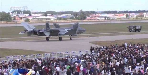 阿根廷全国联赛_震撼通场阿根廷全国联赛！歼-20与“外挂”空警-500首次组队飞行表演