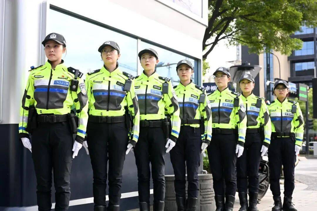 皇冠代理登录地址_杭州1米99“大长腿”交警火出圈皇冠代理登录地址,本人回应:不要关注我,这群人更了不起