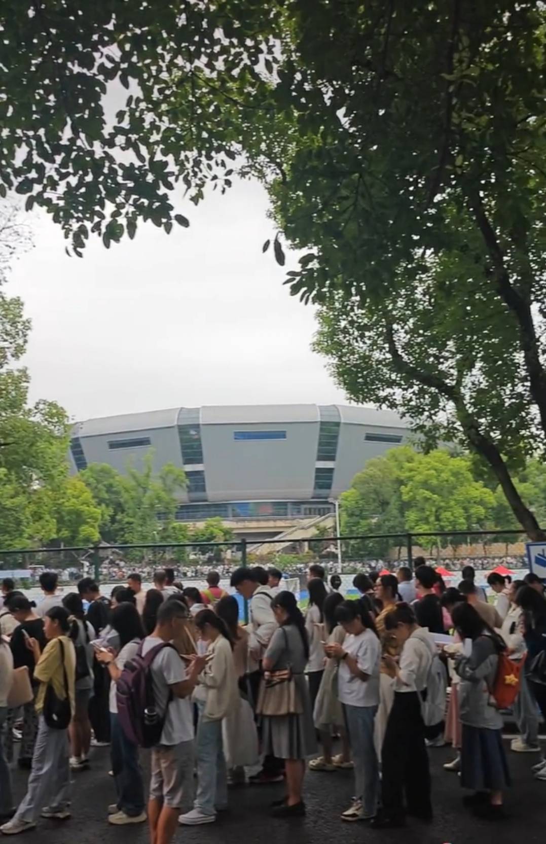 足球管理平台出租_成都市在西南大学招聘数百名教师足球管理平台出租，考生跑步进场引热议，校方：活动时间短，多面会匆忙