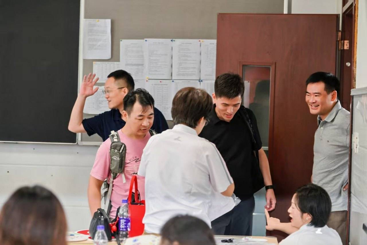 nba季后赛2025时间_那个让老师骄傲的“调皮”班级!30年同学聚会nba季后赛2025时间,还伴有一封来自贵州的感谢信