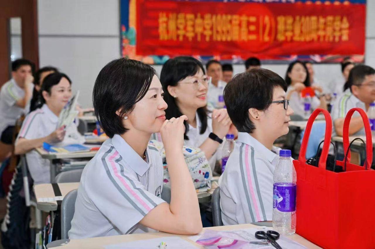 nba季后赛2025时间_那个让老师骄傲的“调皮”班级!30年同学聚会nba季后赛2025时间,还伴有一封来自贵州的感谢信