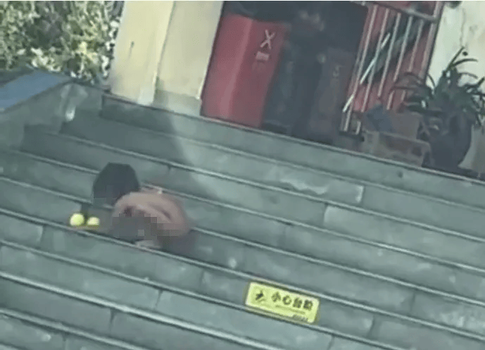 皇冠体育App下载_“野人小孩”最新进展:小孩已被养成不穿衣服习惯皇冠体育App下载,父母都没工作,孩子没上户口,公安民政妇联已介入