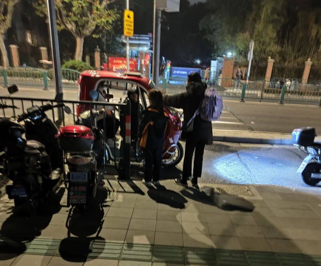 皇冠信用盘代理_“执法车一走皇冠信用盘代理，马上就乱！”沪上地铁站外屡现“猫鼠游戏”，市民“很愁很揪心”